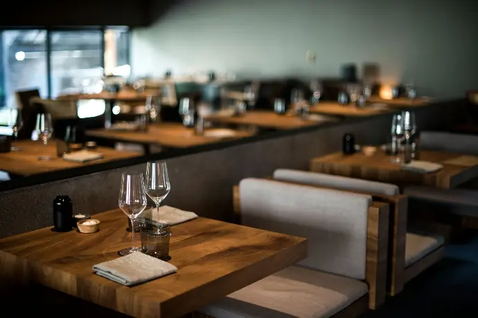 Muebles de hosteleria de segunda mano Interior de restaurante con sus mesas y sillas.