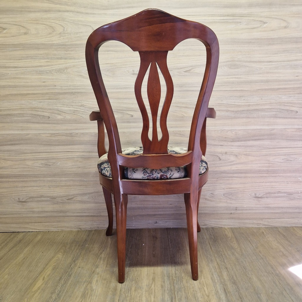 Cadira clàssica de fusta per a restaurant vintage. R2612