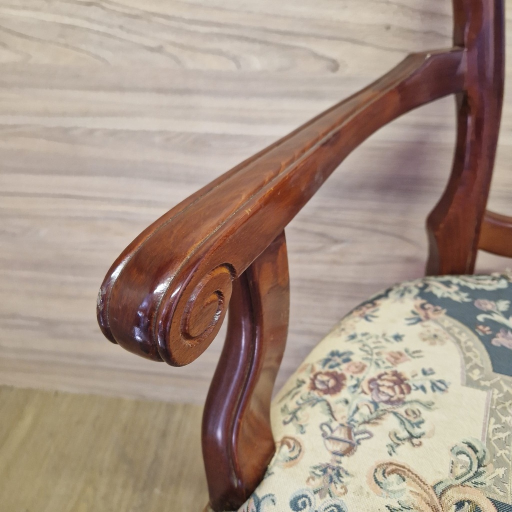 Cadira clàssica de fusta per a restaurant vintage. R2612