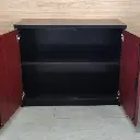 Armario de madera bajo negro y rojo2.webp