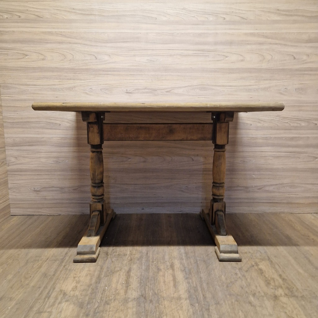 Mesa de madera rústica. R2584