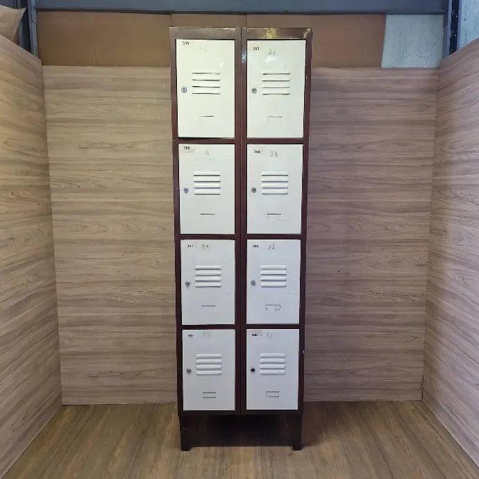 Módulo de 8 taquillas de vestuario metálicas color marrón y beige. R2666